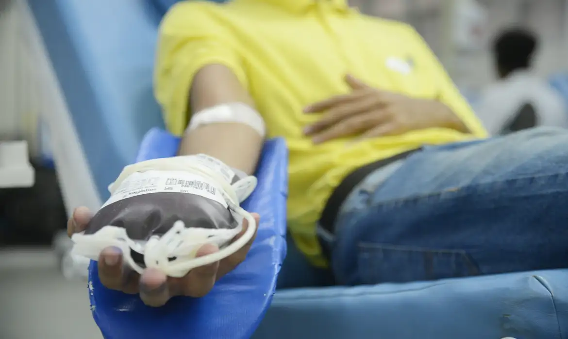 Pessoa fazendo doação de sangue