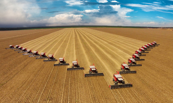 Colheitadeiras em um campo de agricultura, o grande destaque da economia do Brasil. [imagem_principal]