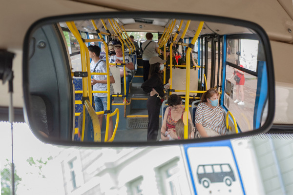Espelho do ônibus, um exemplo de reflexão da luz no cotidiano.