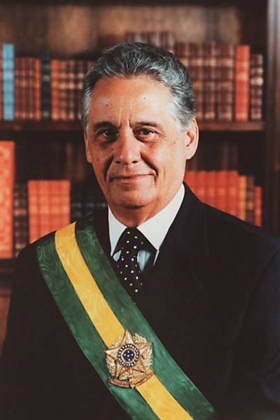Fernando Henrique Cardoso usando a faixa presidencial em 1999, início do segundo mandato no Governo FHC. [imagem_principal] 
