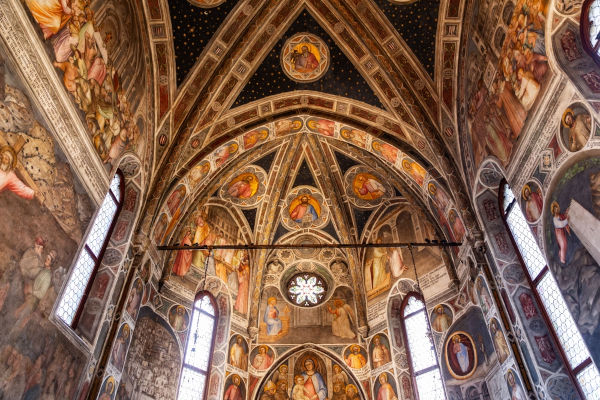 Imagem de Santo Antônio segurando o menino Jesus. [imagem_principal] Foto mostra detalhes das paredes e do teto da Igreja de Santo Antônio, em Pádua, na Itália.