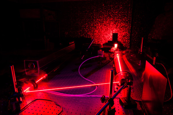Laser emitindo um feixe de fótons monocromático, direcional e coerente.