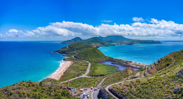 Mapa de São Cristóvão e Neves. Paisagem na ilha de São Cristóvão, a maior das ilhas de São Cristóvão e Neves.