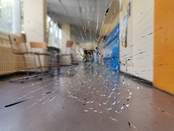 Vidraça quebrada em uma escola em alusão à violência escolar.