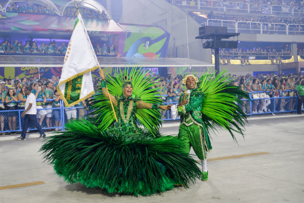 Mestre-sala e porta-bandeira, elementos de toda escola de samba.