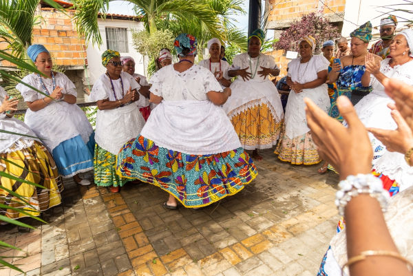 Mulheres em manifestação do candomblé, religião africana presente na cultura brasileira.