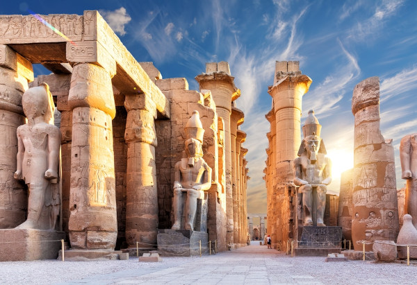 Colunas e estátuas do templo de Luxor, no Egito, em texto sobre o que é história.