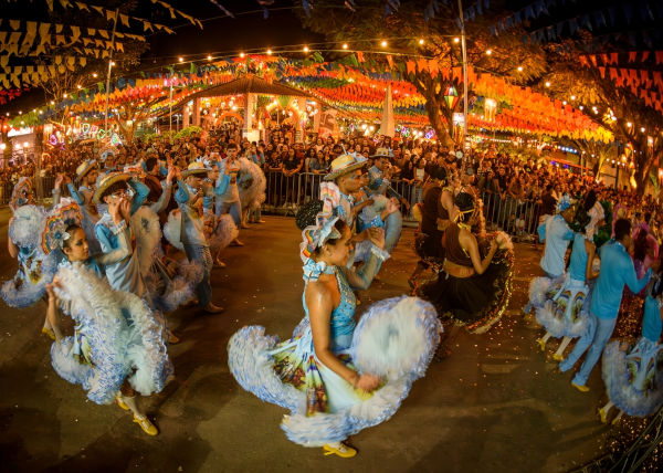 Grupo de quadrilha em apresentação da dança durante festa junina.
