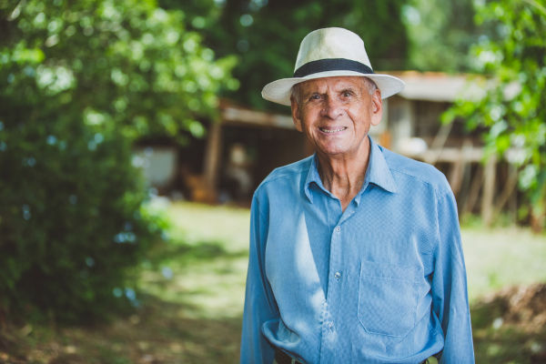 Homem brasileiro idoso, uma alusão à expectativa de vidas dos homens no Brasil.