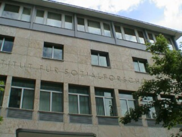 Faixada do atual Instituto para Pesquisa Social, onde se reúnem pensadores integrantes da Escola de Frankfurt.[1]
