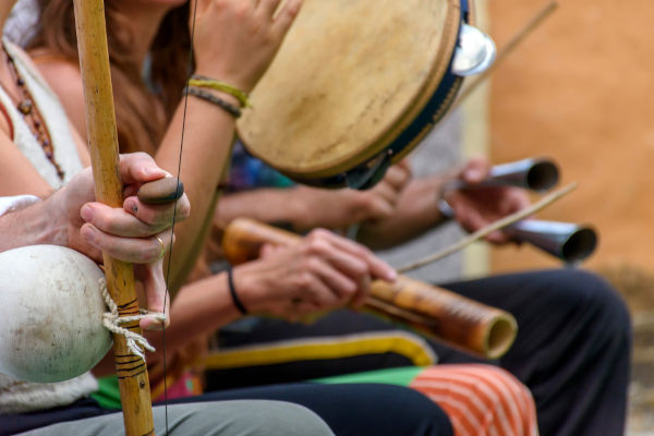 Berimbau, tamborim, reco-reco, agogô, exemplos da influência da cultura africana na cultura brasileira.