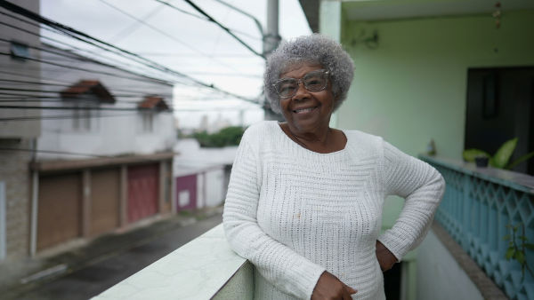 Mulher brasileira idosa, uma alusão à expectativa de vidas das mulheres no Brasil.