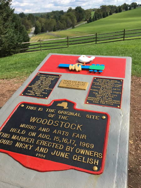 Placa comemorativa que marca o local onde ocorreu o Festival de Woodstock em 1969.