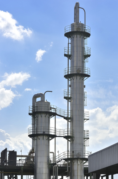 Torre de destilação fracionada onde é feita a obtenção do GLP.