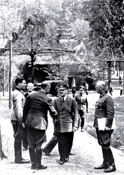 Claus von Stauffenberg (primeiro à esquerda) em visita a Hitler, cinco dias antes da Operação Valquíria.