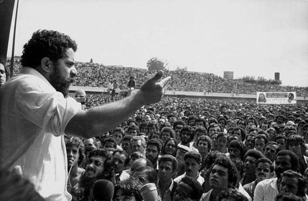 Lula discursando para metalúrgicos, em 1979.