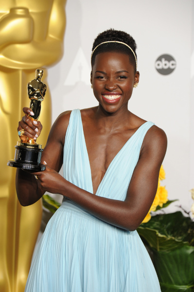Lupita Nyong’o segurando estatueta do Oscar, a atriz é falante de duas línguas originárias do Quênia.