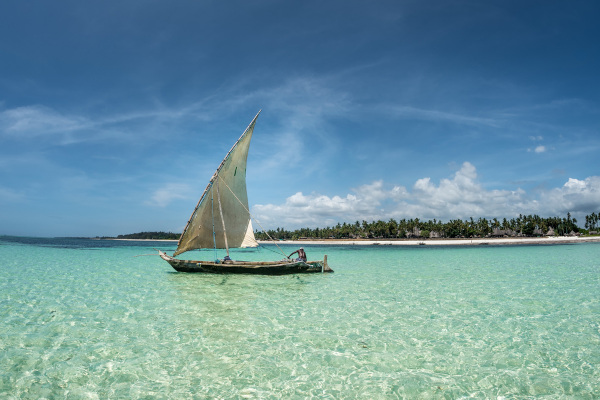 Barco a vela em uma praia do Quênia.