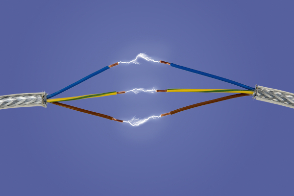 Raio cruzando o céu, uma alusão ao trovão, que é o estrondo sônico gerado por um raio. Ruptura elétrica artificial, situação que representa o cenário que ocasiona o raio e, consequentemente, o trovão.