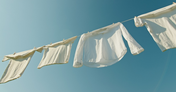 Roupas no varal secando-se através da evaporação, um dos tipos de vaporização.