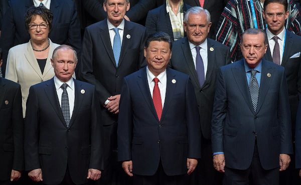 Putin (presidente russo), Xi Jinping (China) e Erdoğan (Turquia) no Fórum da Iniciativa Cinturão e Rota 2017. [1]