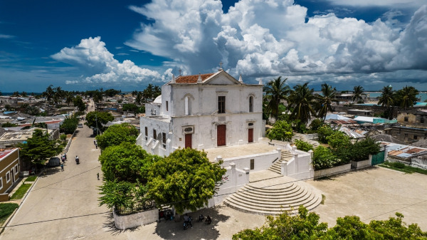 Igreja com arquitetura portuguesa em Moçambique, resultante da colonização.