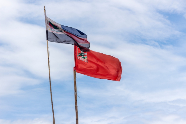 Bandeiras da Renamo e da Frelimo hasteadas lado a lado, em texto sobre independência de Moçambique.