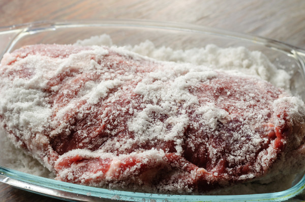 Sal sobre carne, uma técnica de conservação.