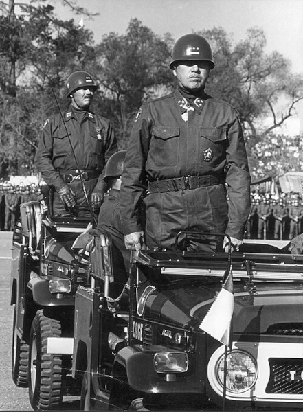 Augusto Pinochet em uma parada militar em 19 de setembro de 1971, dois anos antes de se tornar ditador do Chile.[2]