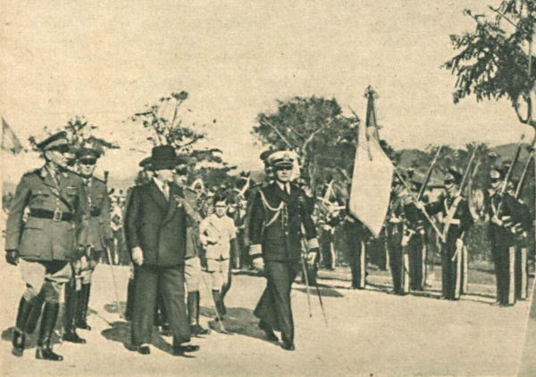 Getúlio Vargas caminhando ao lado de cadetes em 1936, durante o Governo Constitucional.