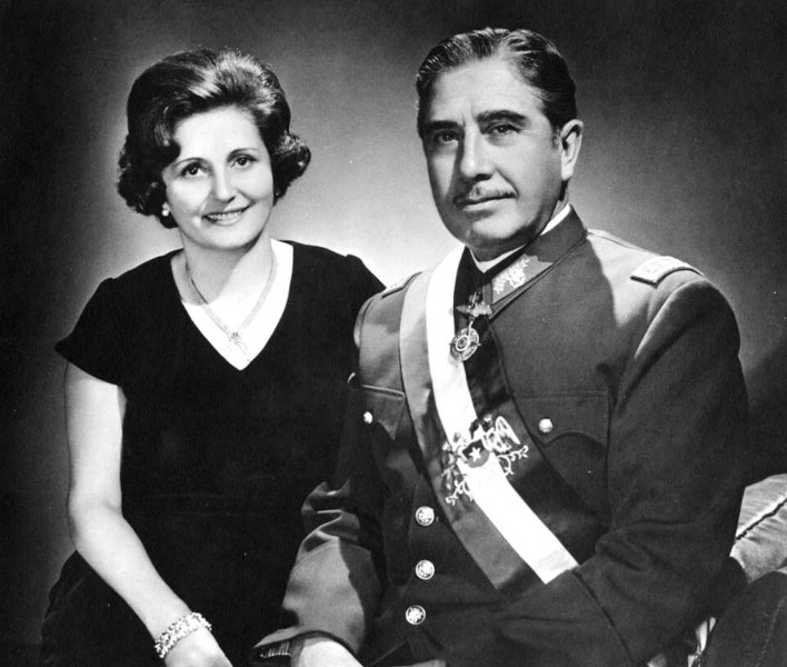 O ditador Augusto Pinochet e sua esposa, Lucía Hiriart Rodríguez, em 1974.