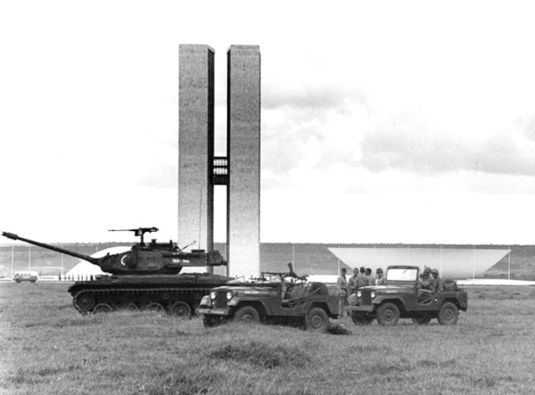 Tanques de guerra próximos do Congresso na ocasião do Golpe de 1964, contexto do milagre econômico.