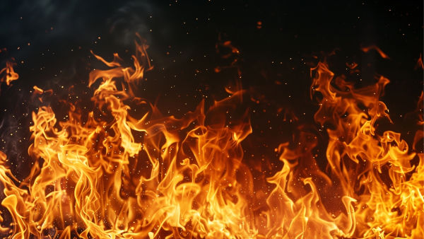 Fogo com grandes e elevadas chamas.
