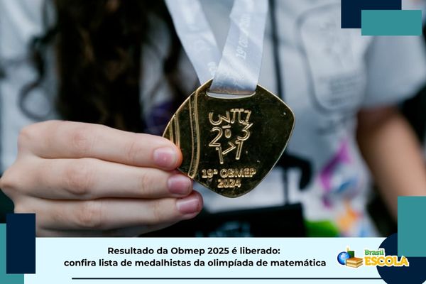 Estudante mostra medalha da Obmep