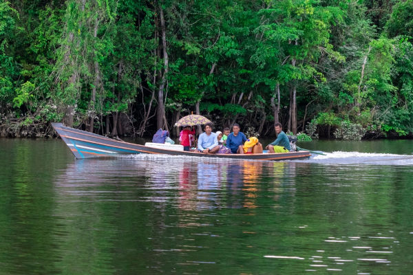 Barco com ribeirinhos se deslocando.