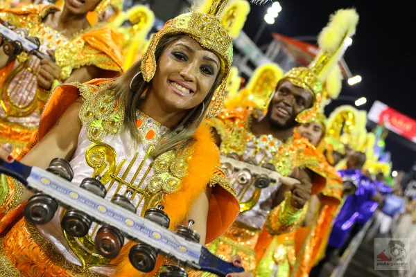 A bateria da escola de samba é a responsável por todo o ritmo da apresentação.