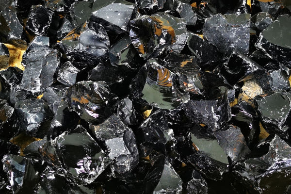 Obsidiana, um tipo de rocha ígnea.