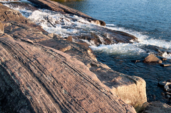 Formação rochosa do Escudo Canadiano, um exemplo de escudo cristalino.