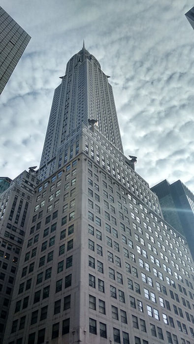 Edifício Chrysler em Nova York, exemplo típico da arquitetura Art Déco: quase o oposto do apresentado pelo Art Nouveau. 