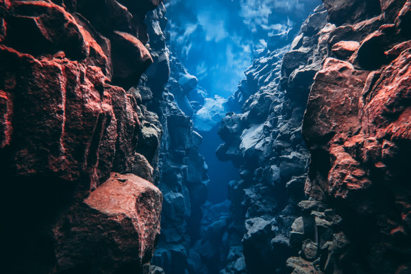 Rochas submersas na crosta terrestre oceânica.