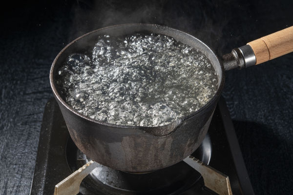 Panela com água em ebulição.