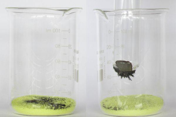 Dois frascos em um experimento de separação magnética de materiais.