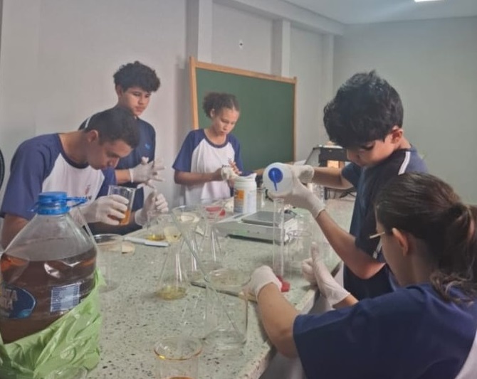 Estudantes de projeto do Clube de Ci&ecirc;ncia em M&atilde;os.