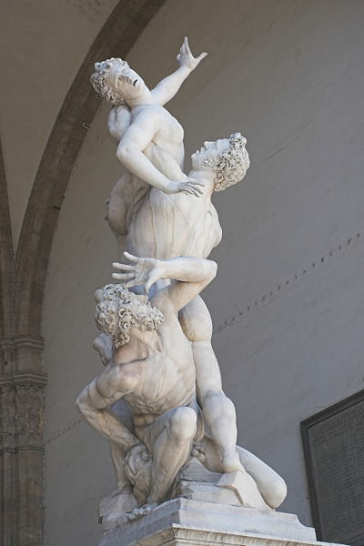 Escultura “Rapto das Sabinas”, de Giambologna, com movimento em espiral e dinamismo característicos do maneirismo.|1|