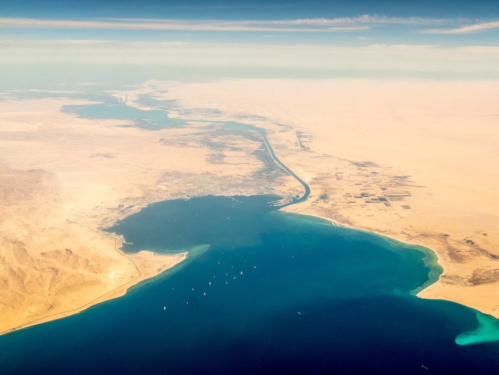 Vista aérea do Canal de Suez, via marítima que liga os mares Mediterrâneo e Vermelho. 