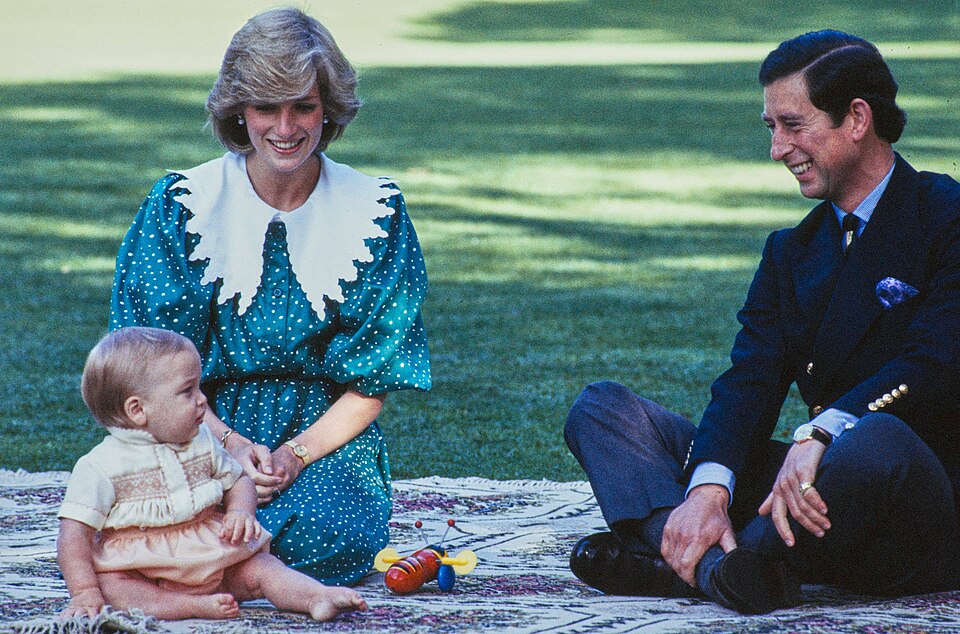 Príncipe Charles, princesa Diana e príncipe William com 1 ano de idade em um piquenique, em 1983.