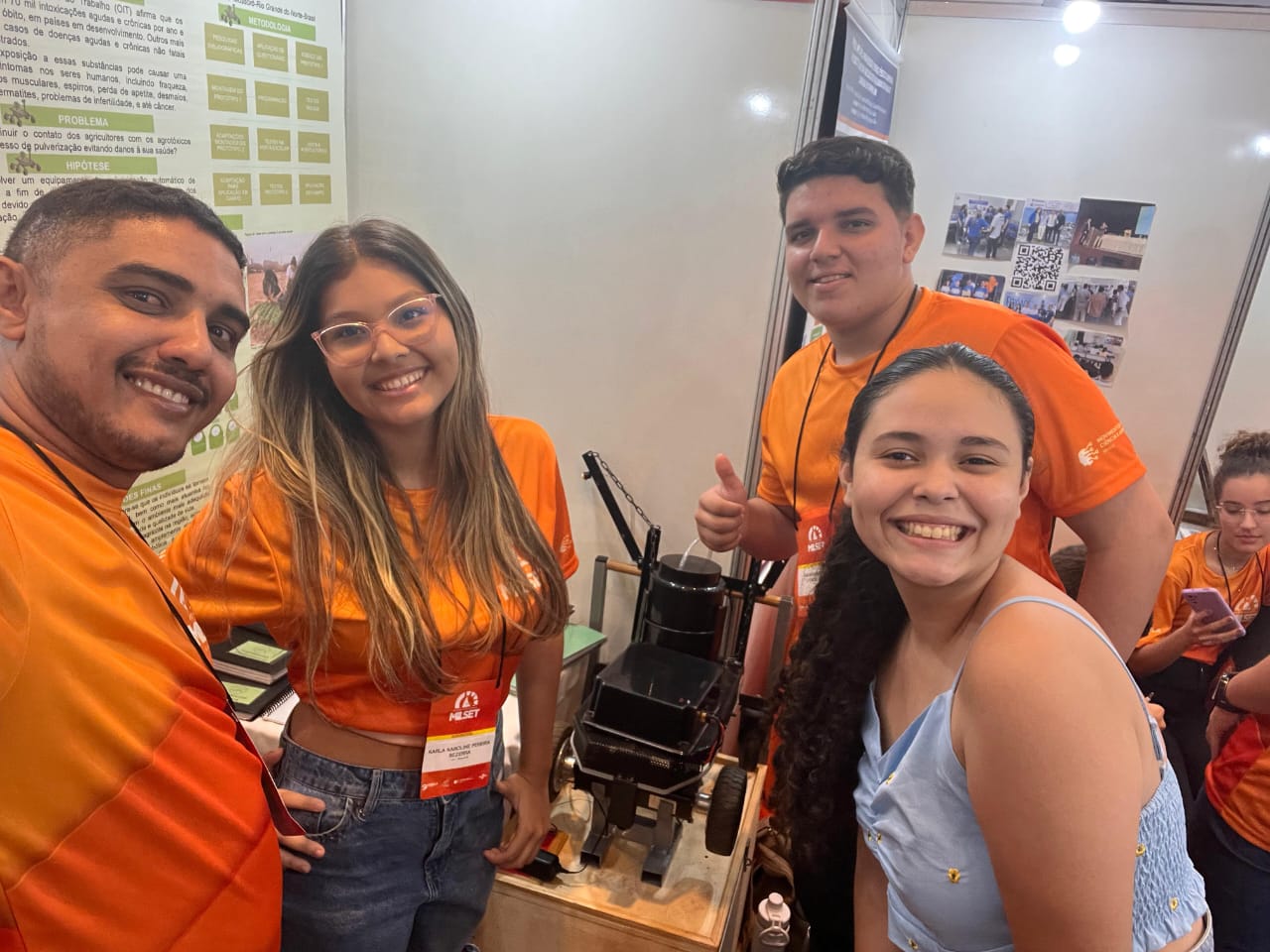 Estudantes do projeto de pulverizador de baixo custo