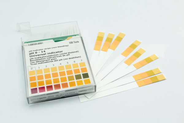 Fita indicadora de pH, usada para medir o pH da água.