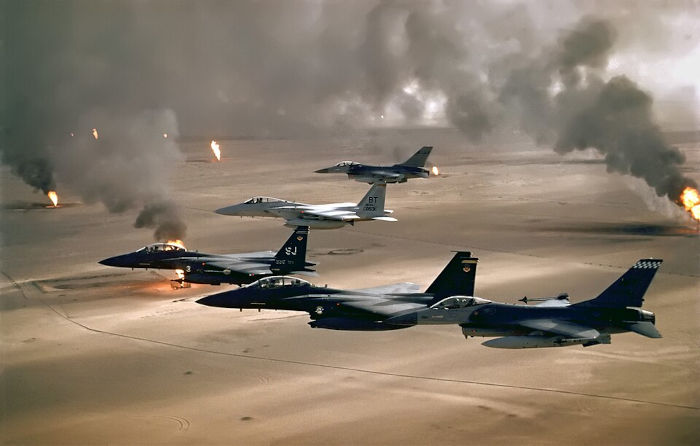 Caças dos EUA bombardeiam o território do Iraque durante a Guerra do Golfo, em 1991.