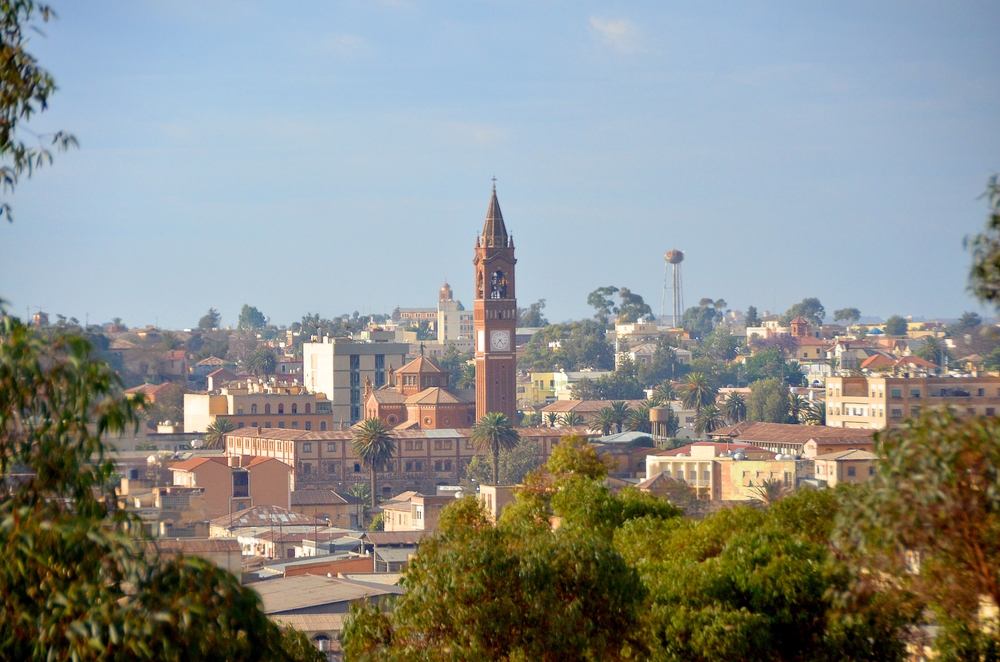 Casas e árvores na paisagem urbana de Asmara, capital da Eritreia.